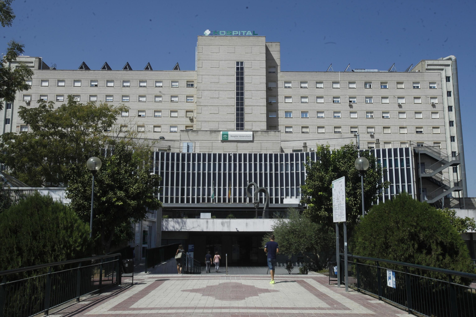 Acceso principal al Hospital de Valme.