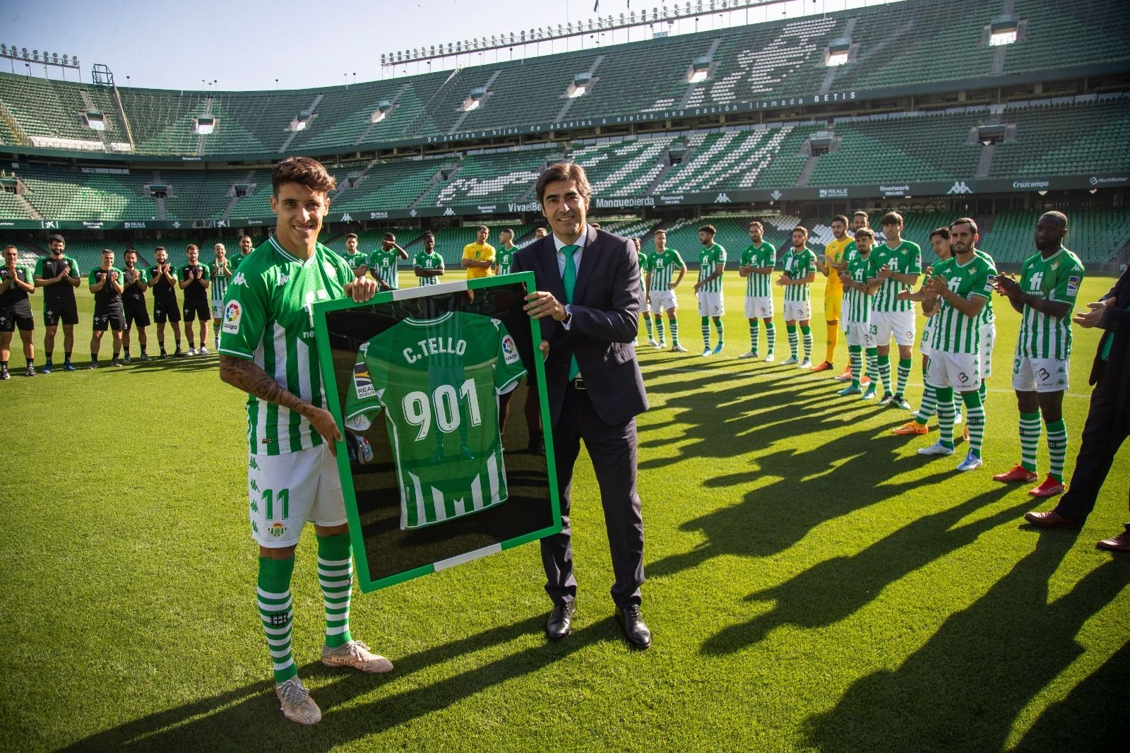 Tello posa con Haro al recibir su dorsal con el número que le corresponde en su debut como verdiblanco.