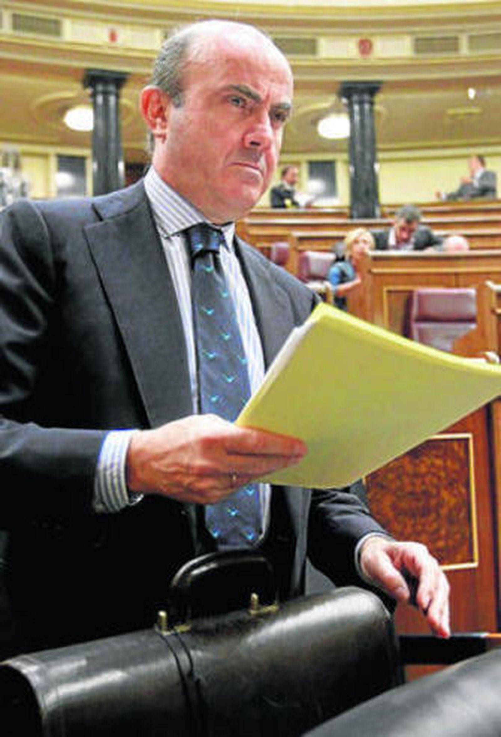 El ministro de Economía, Luis de Guindos, ayer en el Congreso.