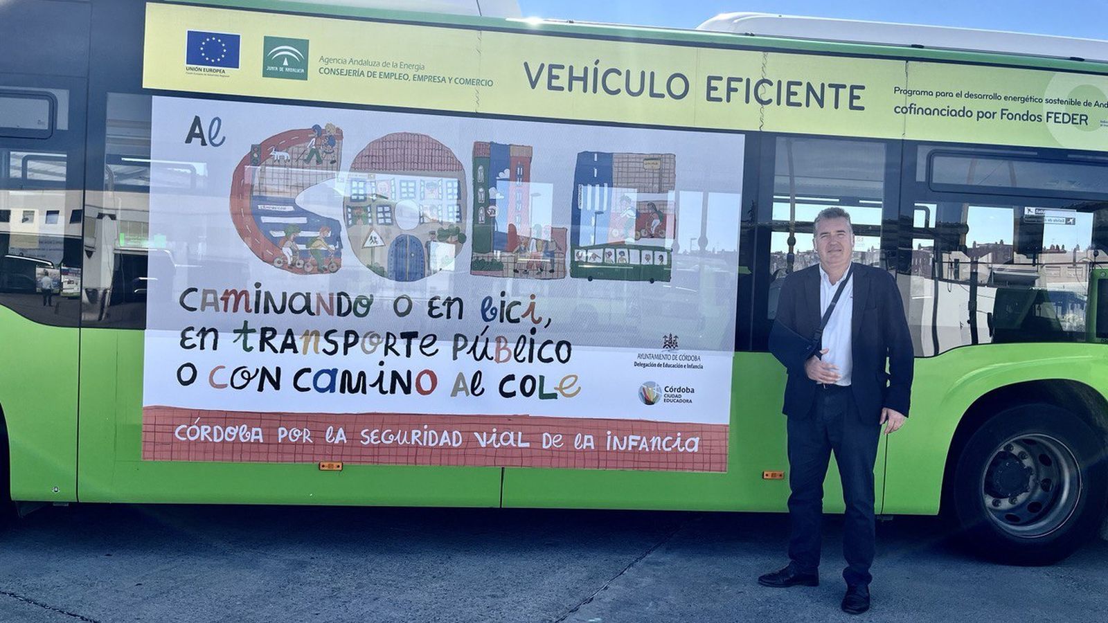 Manuel Torrejimeno, ante uno de los autobuses de Aucorsa que luce la campaña.