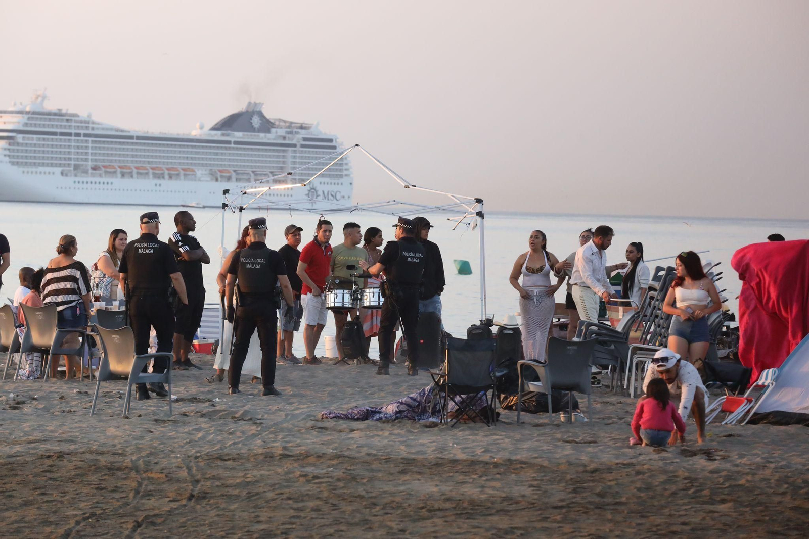 La 'resaca' de la Noche de San Juan en la playa de Huelin en Málaga La 'resaca' de la Noche de San Juan en la playa de Huelin en Málaga
