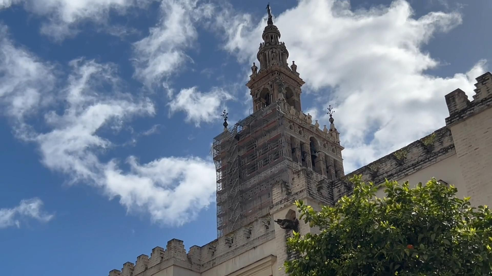 Comienza el desmontaje de los andamios en la Giralda.
