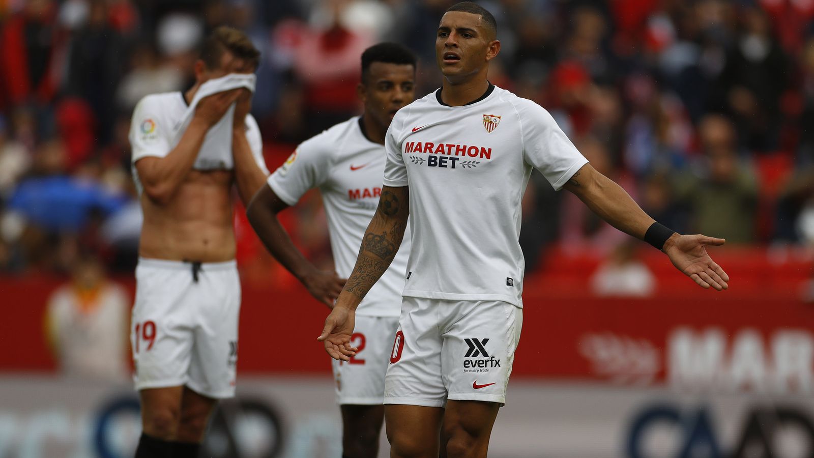 Diego Carlos, en primer plano, y Koundé, en el partido ante el Leganés.