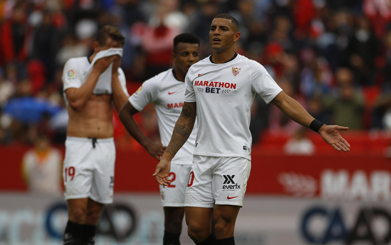 Diego Carlos, en primer plano, y Koundé, en el partido ante el Leganés.