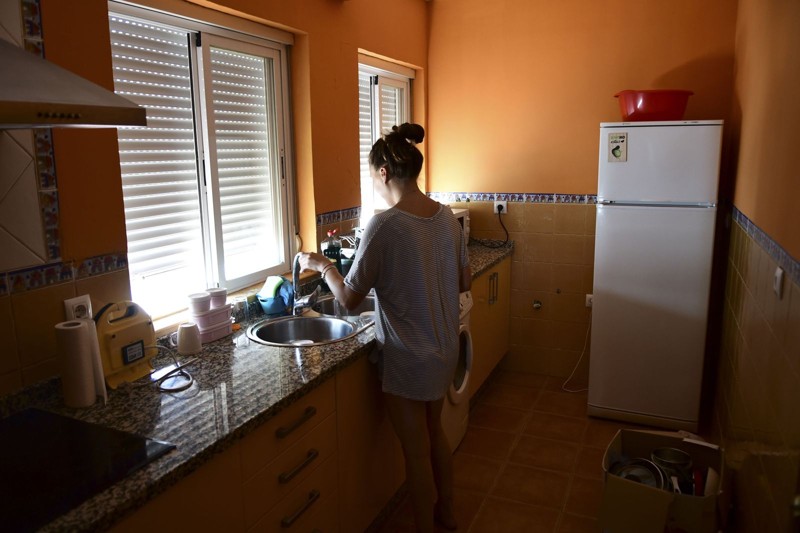Imagen de archivo de una estudiante en su piso.