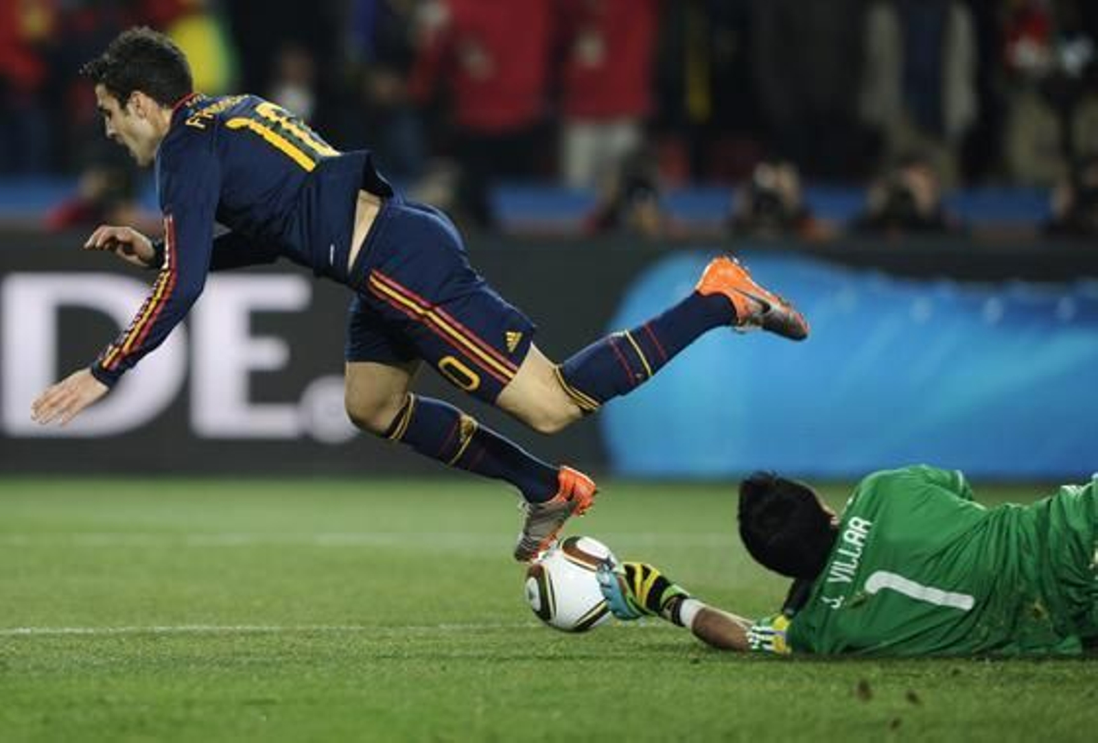 Villar derriba a Cesc tras parar un penalti a Xabi Alonso. / AFP