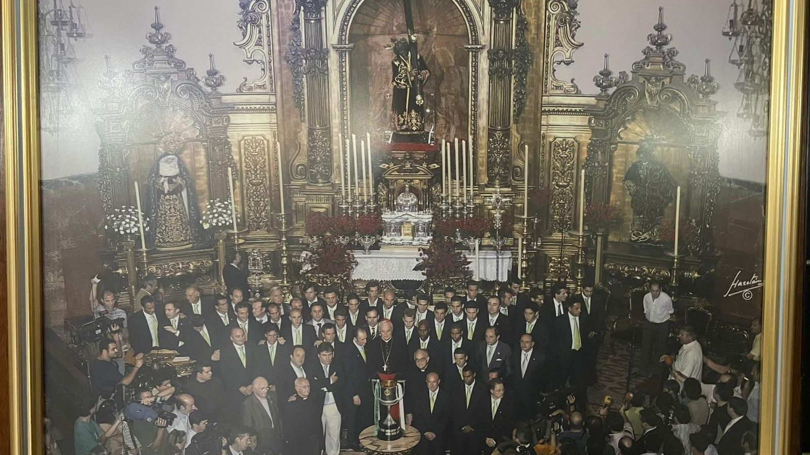 Lopera, junto al equipo, con la Copa en la Basílica de Jesús del Gran Poder.