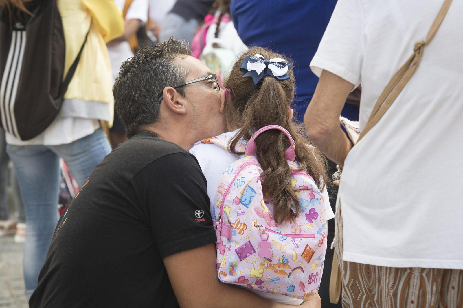 Un padre besa a su hija a la entrada de un colegio en la capital gaditana.