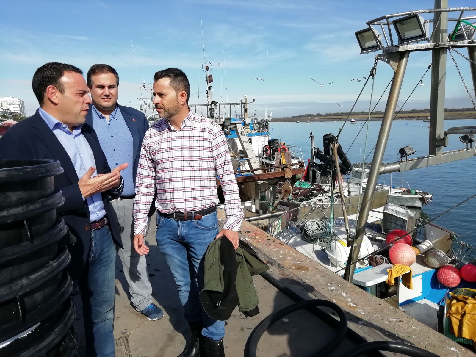 Carlos Hermoso, durante su visita al puerto de Ayamonte.