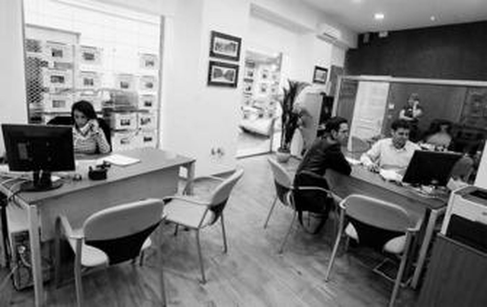 Varios clientes y trabajadores, ayer por la tarde, en una agencia inmobiliaria de la capital.