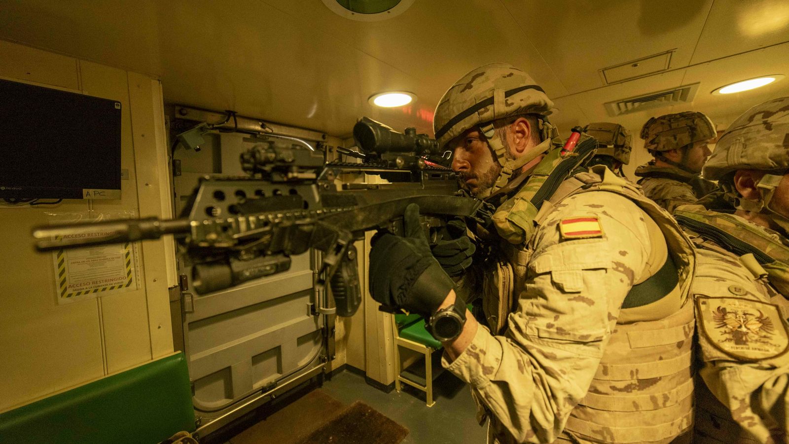 Un soldado, con un arma de asalto.