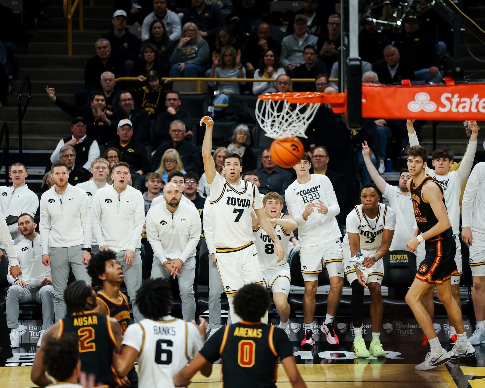 NCAA: Álvaro Folgueiras, partidazo en la victoria apretada de Iowa