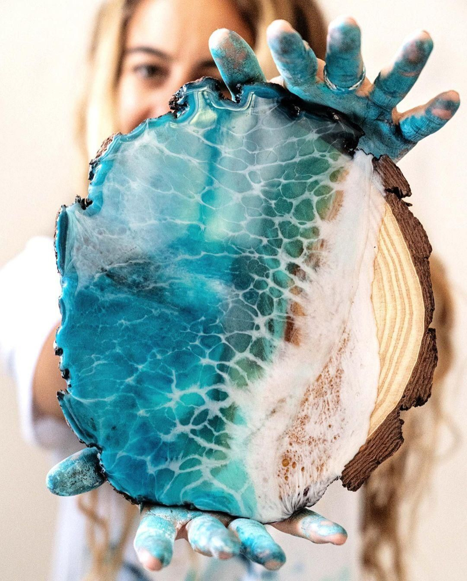 A través de la marca "Mikai" intenta salvar los océanos