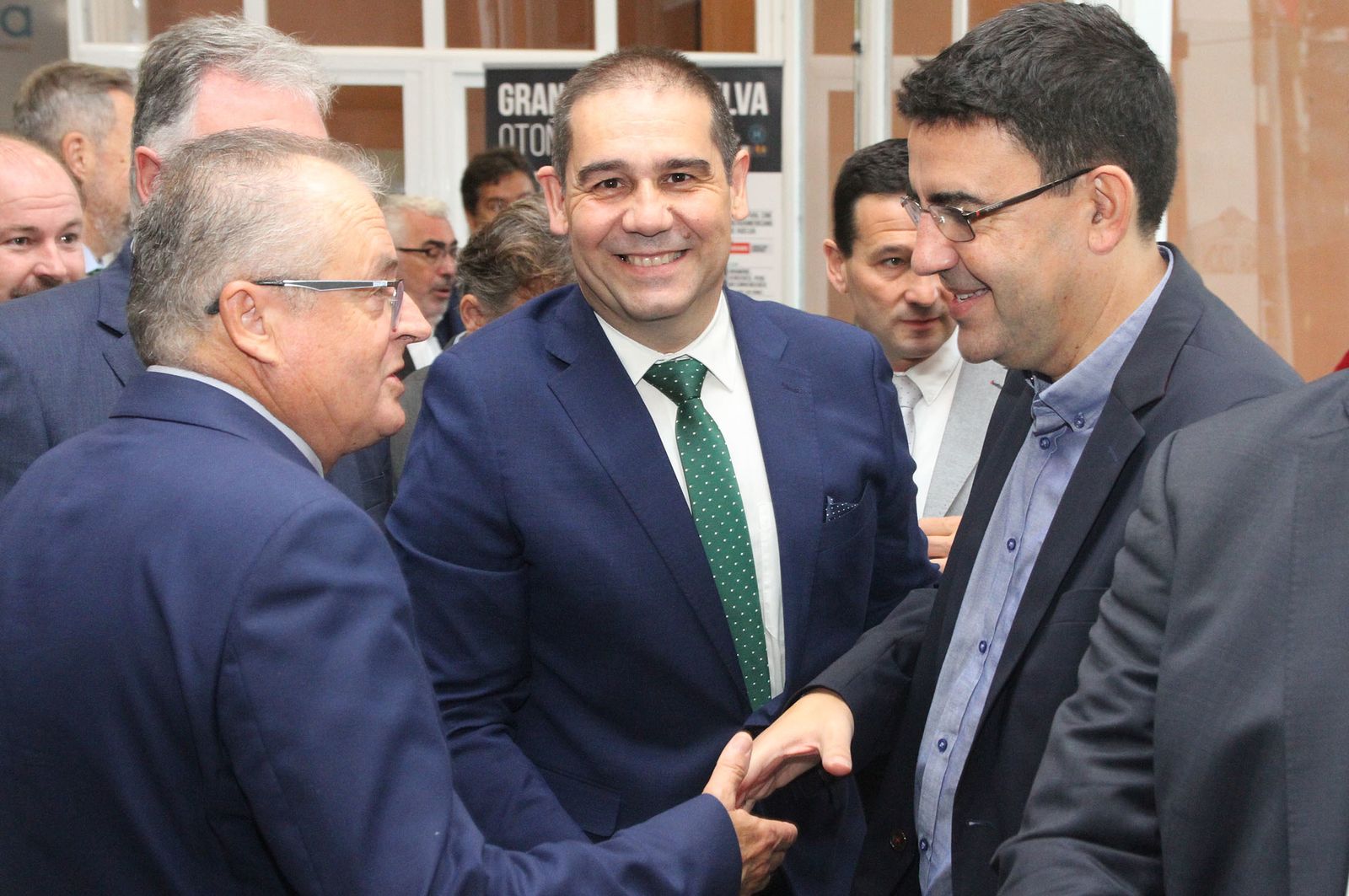Imágenes de la conferencia y desayuno-coloquio de Gabriel Cruz, alcalde de Huelva