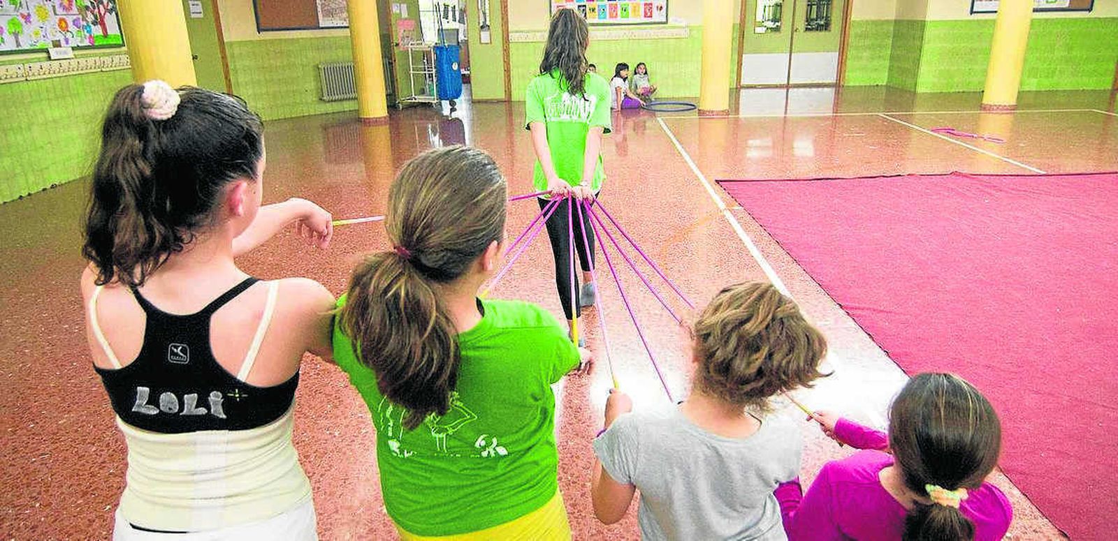 Clase de gimnasia en un colegio