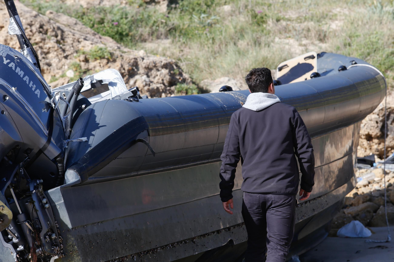 Intervienen casi 3.000 kilos de hachís en la playa de Bolonia, en imágenes