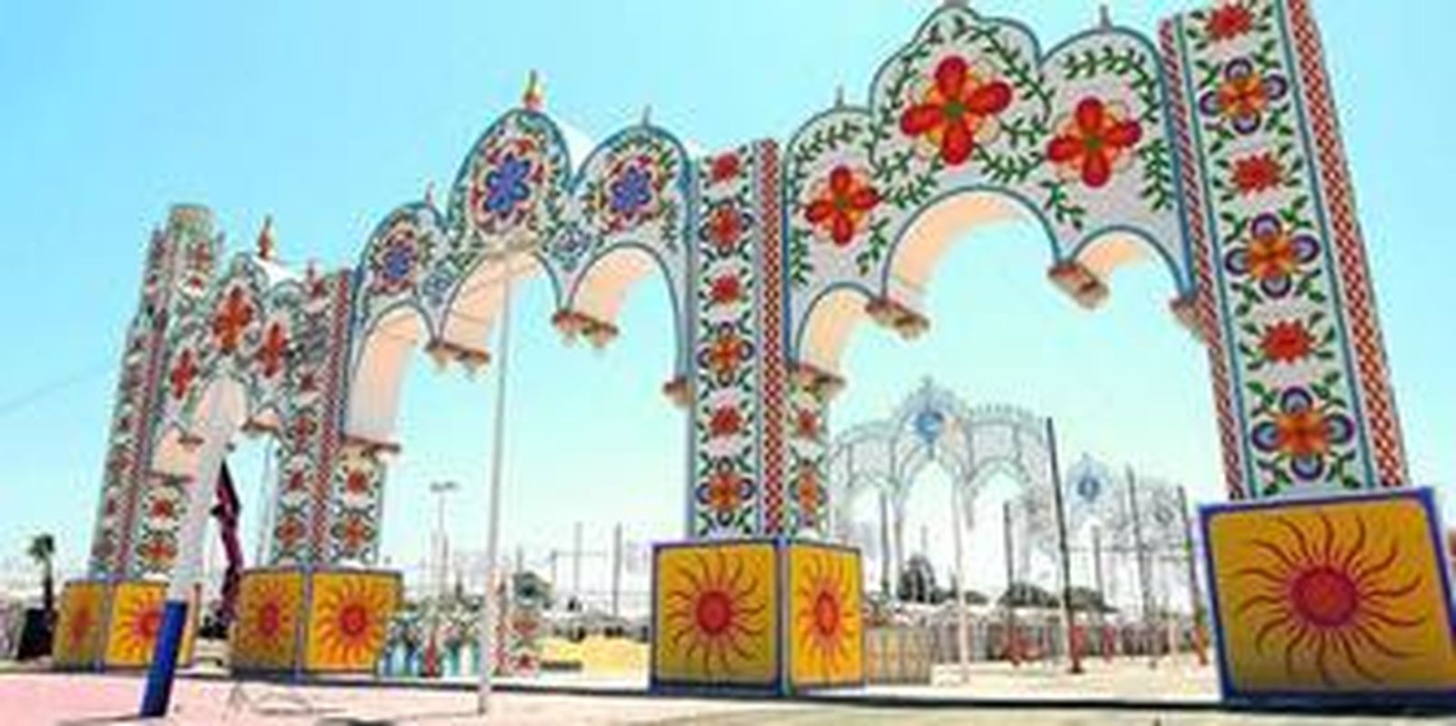 La portada de las Colombinas con el recinto al fondo, donde el montaje marcha a toda prisa para que el próximo lunes esté todo listo para la prueba del alumnbrado.