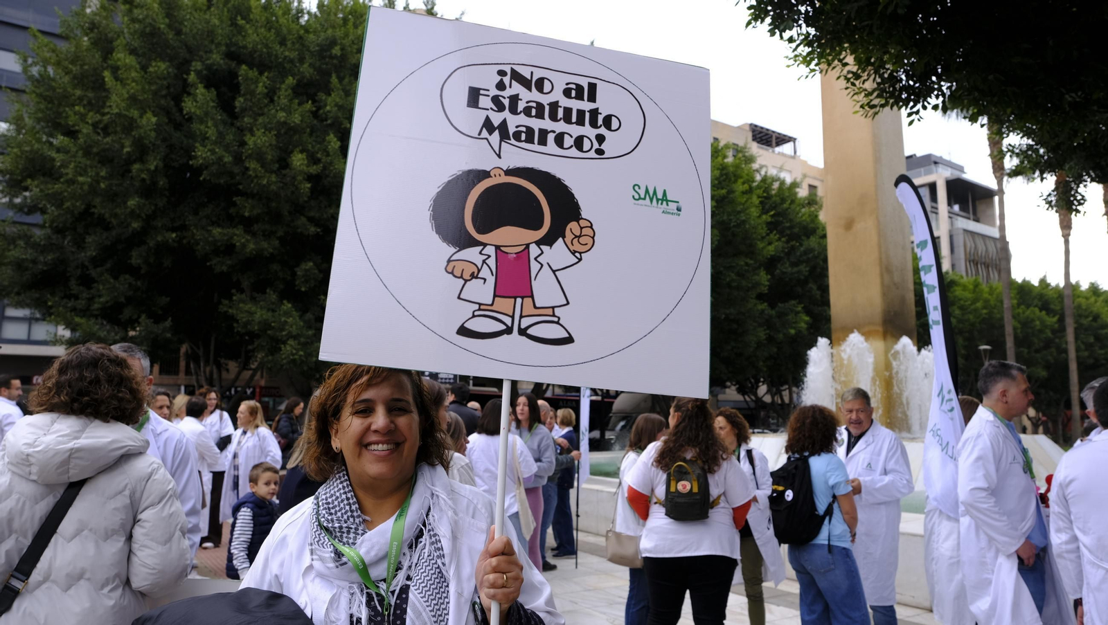 Los médicos de Almería se manifiestan contra el nuevo estatuto, en imágenes