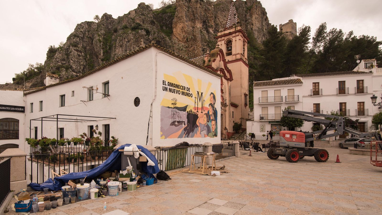 Pinturas para decorar parte del decorado, este viernes.