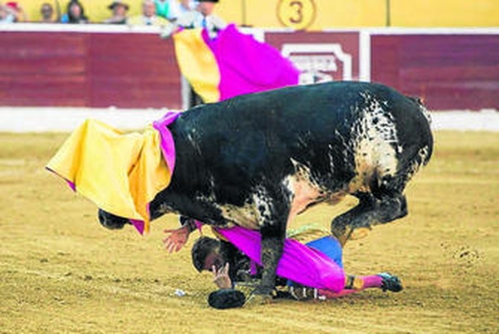 Rivera Ordóñez Paquirri, a merced del astado, ayer en la plaza de Huesca.