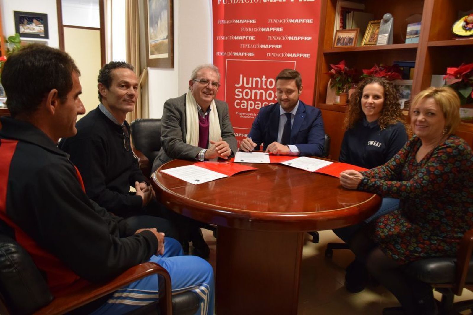 Antonio Bonilla, alcalde de Vícar, Francisco Domingo Mateo, presidente Asprodesa y José Carlos Ruiz, responsable de Mapfre en Vícar.