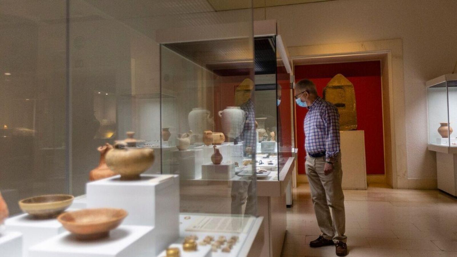 Un visitante contempla una vitrina en el Museo de Cádiz Un visitante contempla una vitrina en el Museo de Cádiz