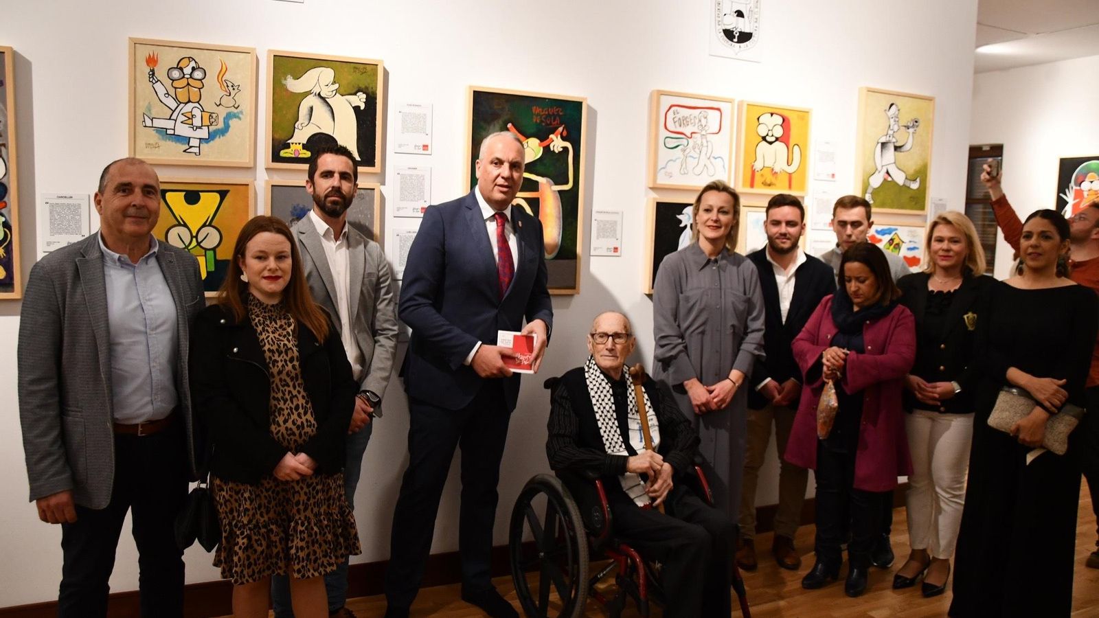 Vázquez de Sola, acompañado por el equipo de gobierno junto a sus obras, en marzo de 2024.