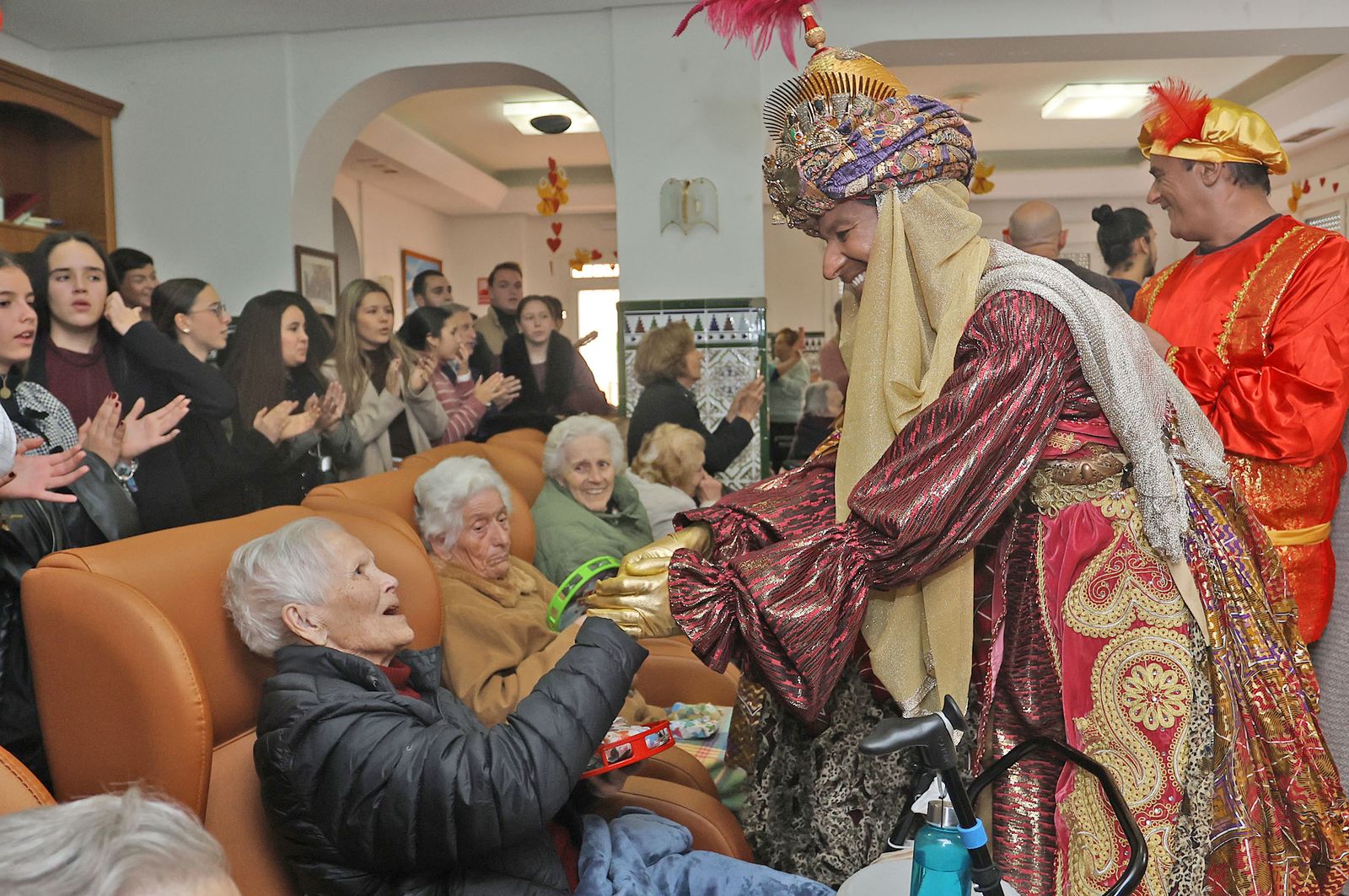 Reyes Magos de Huelva 2025: Imágenes de la visita al Asilo de Ancianos Santa Teresa de Jornet