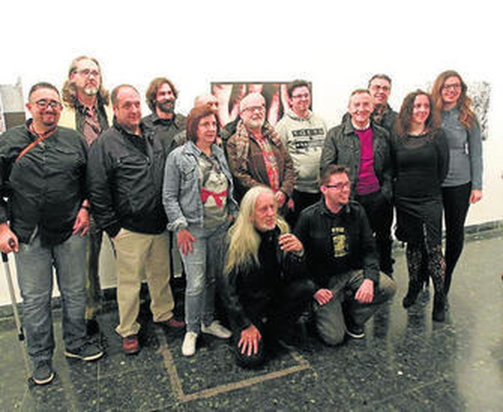 Los participantes en la exposición posan durante el acto de ayer.