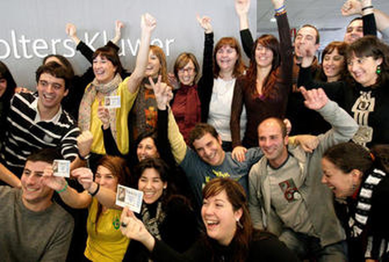 Empleados de la sede bilbaína de una empresa holandesa celebran el segundo premio.