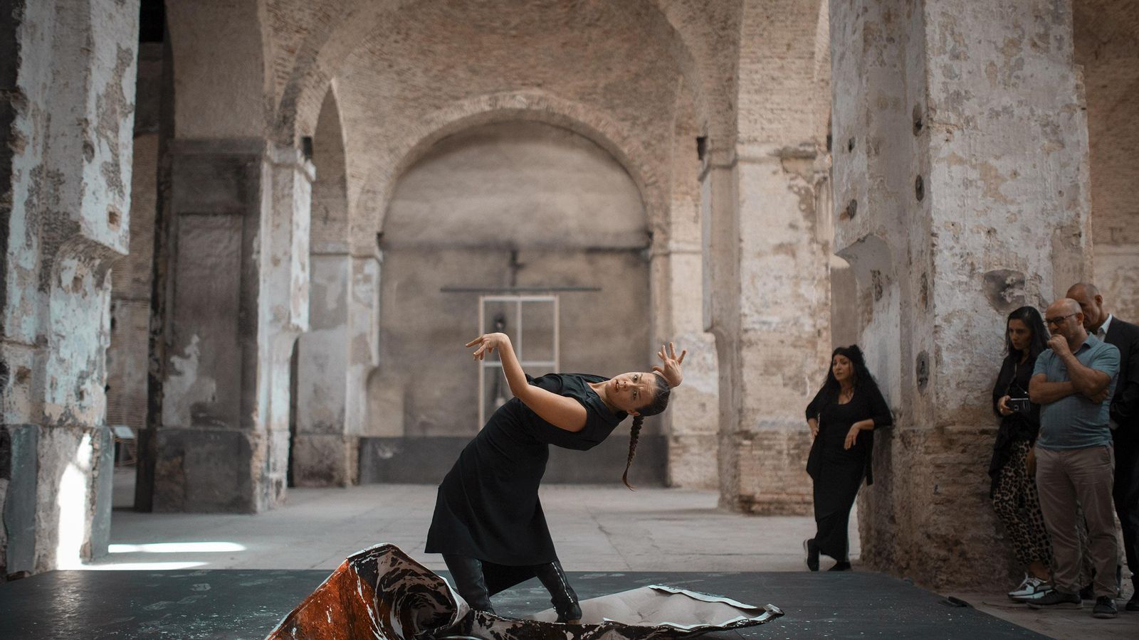 Rocío Molina gira sobre el lienzo al inicio de su intervención.