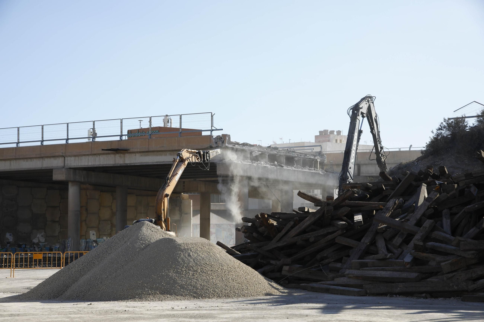 Las mejores imágenes del derribo en el puente de la autovía del aeropuerto y el túnel de La Goleta