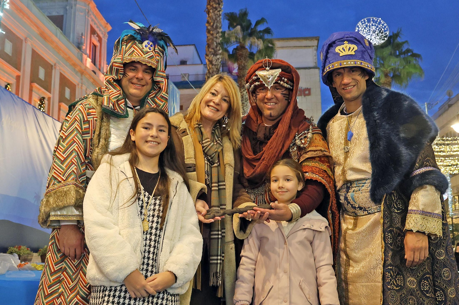 Imágenes del Heraldo Real anunciando la llegada de los Reyes Magos a Huelva