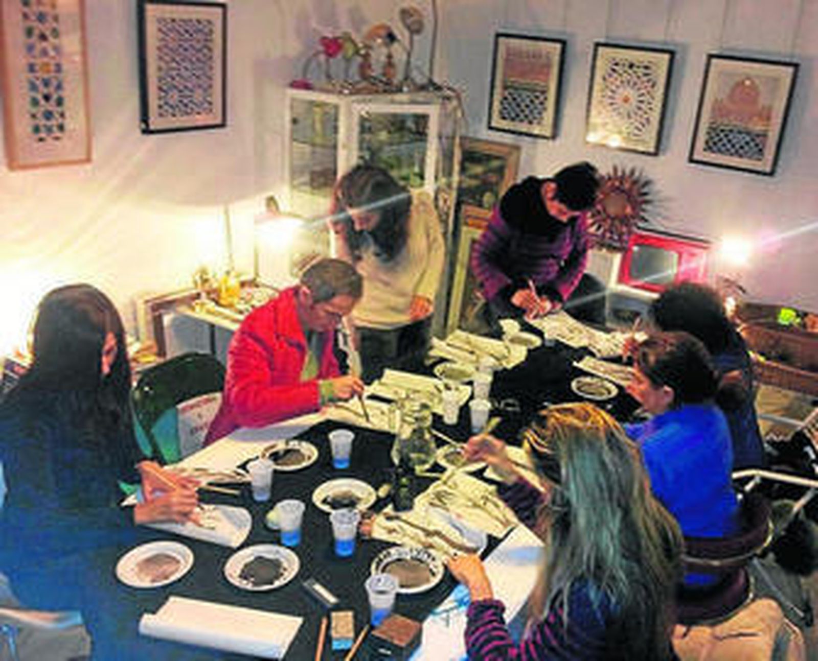 1. Una de las creaciones de Mariano Soto. La representación de la naturaleza es el 'leitmotiv' de la pintura china. Esta obra recoge flores con tinta negra y otros colores. 2. La pintura de animales es otra de sus especialidades. En la imagen, pavo real. 3. En el taller, aún abierto a nuevas inscripciones, se trabaja con los materiales originales de la técnica (difíciles de encontrar): pinceles de bambú, tinta china, piedra para moler la tinta y papel de arroz. 4. Mariano Soto trabajando en una de sus creaciones.