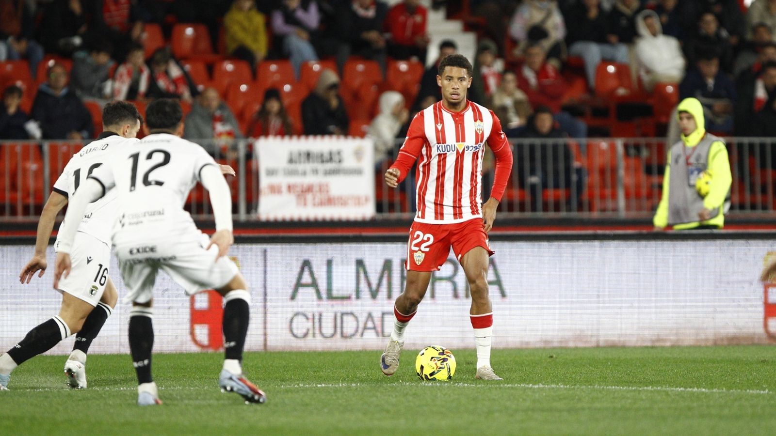 Daijiro Chirino, con el esférico en los pies en el choque ante el Burgos.