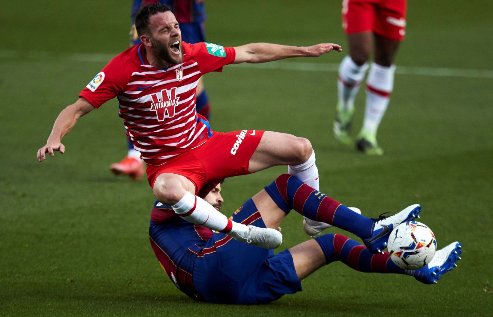 Quini recibe la entrada de Piqué en el último Barça-Granada