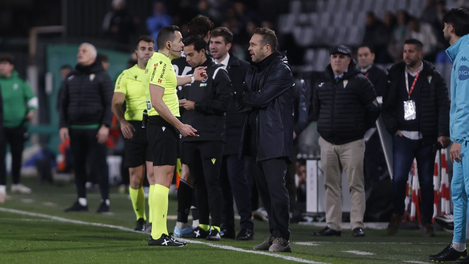 Tevenet protesta al árbitro del Córdoba CF - Valladolid.