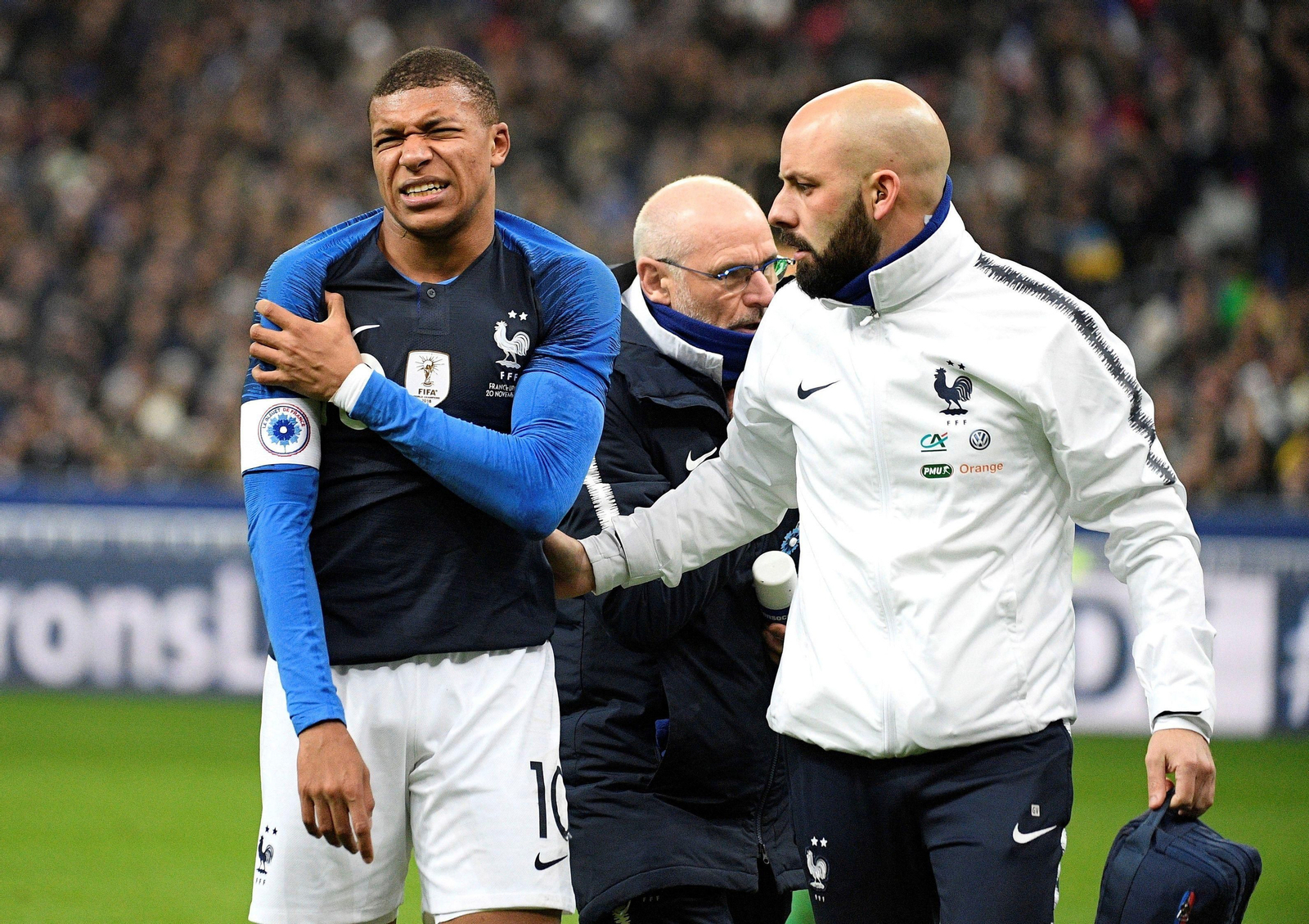 Mbappe se lamenta del dolor de hombro.