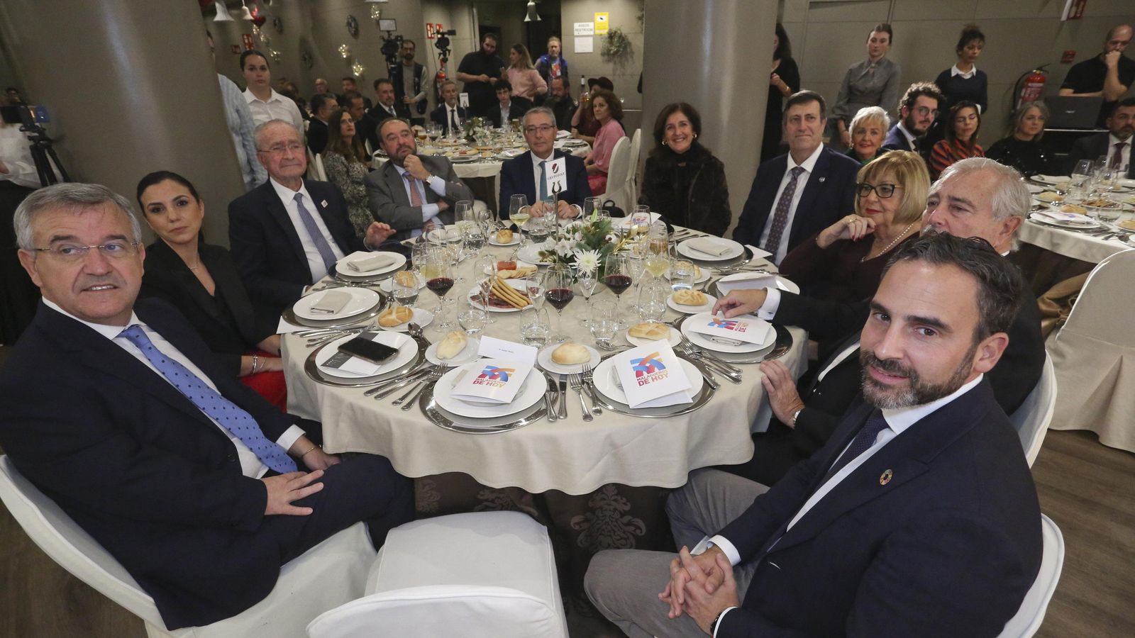 Autoridades en una de las mesas de la cena celebrada en el AC Málaga Palacio. Autoridades en una de las mesas de la cena celebrada en el AC Málaga Palacio.