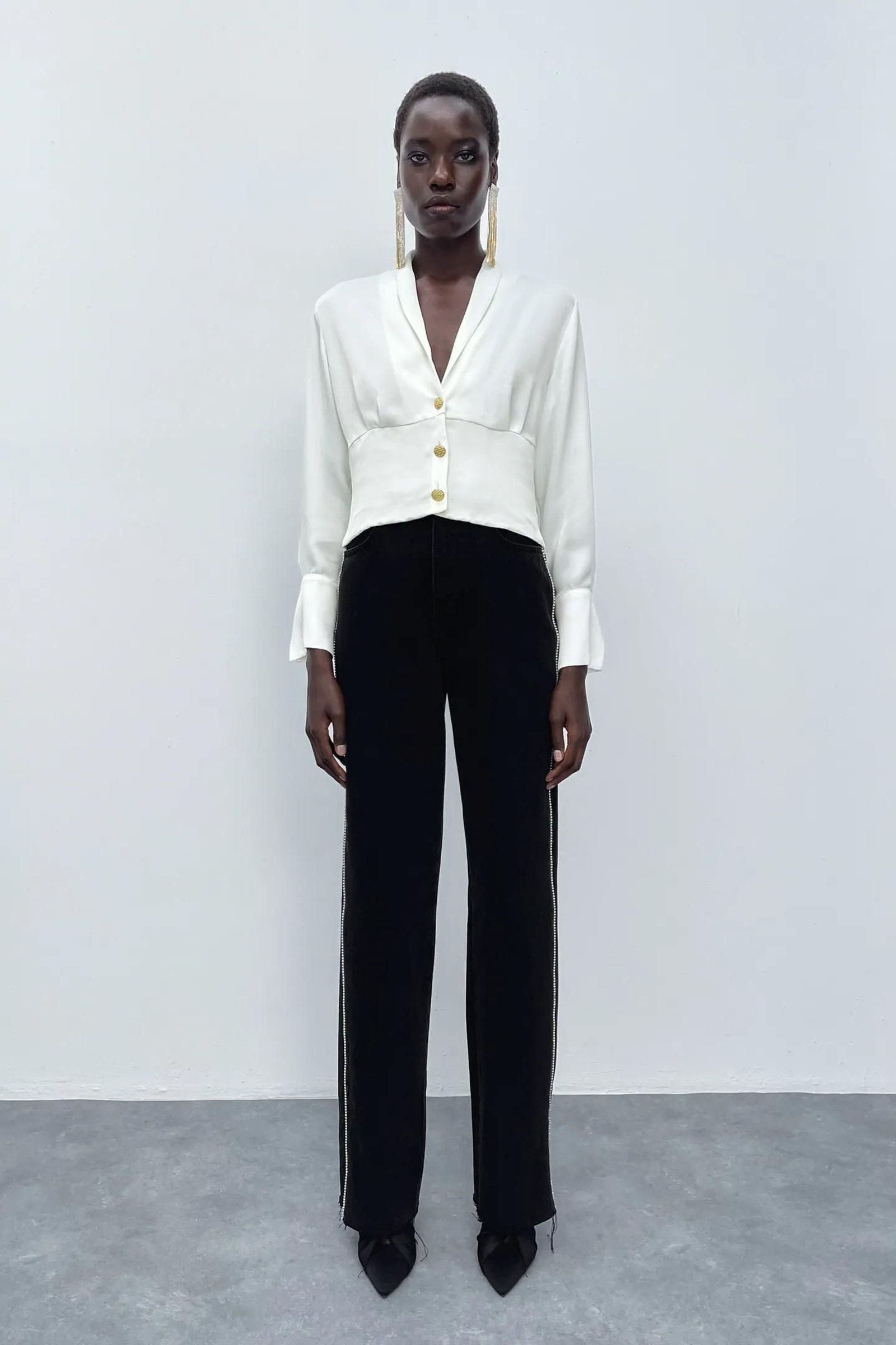 Blusa blanca y satinada de Zara.