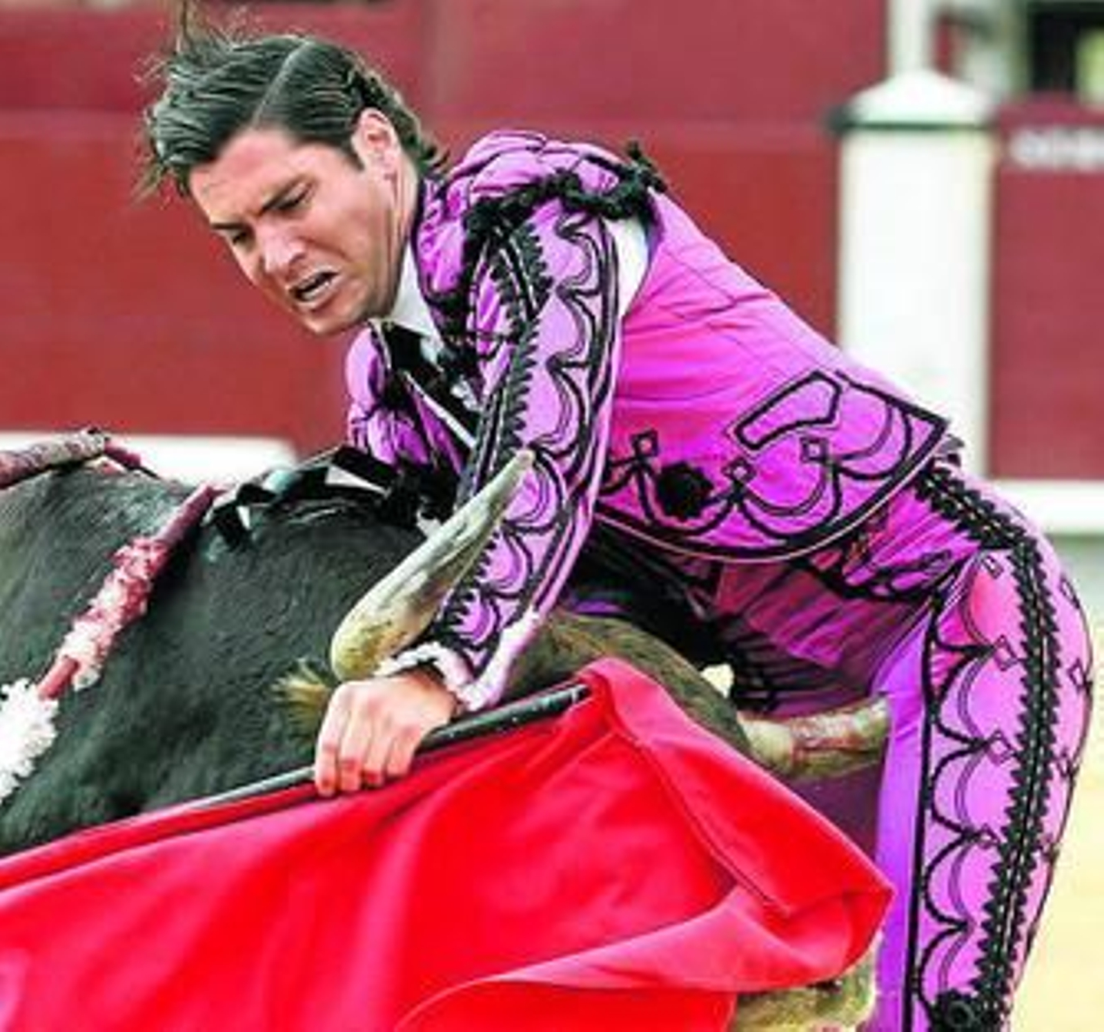 Ángel Teruel fuer corneado de gravedad por su primer toro.
