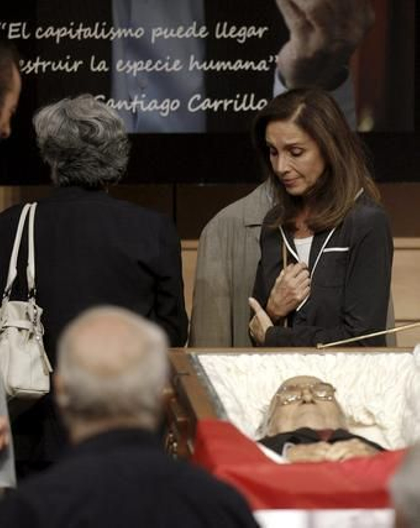 La actriz y cantante Ana Belén junto a los restos mortales de Santiago Carrillo también quiso dar su último adios al ex dirigente del PCE.

Foto: EFE