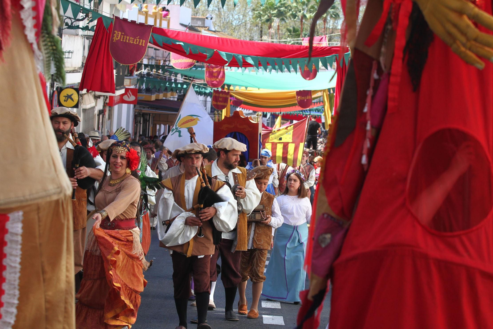Imágenes del desfile de la XIX Feria Medieval del Descubrimiento, en Palos de la Frontera