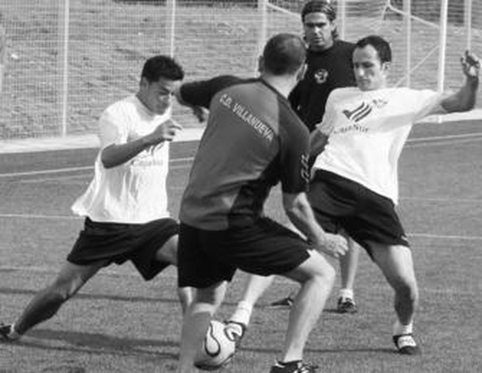 Varios jugadores del Villanueva pelean por el balón en la sesión de ayer.