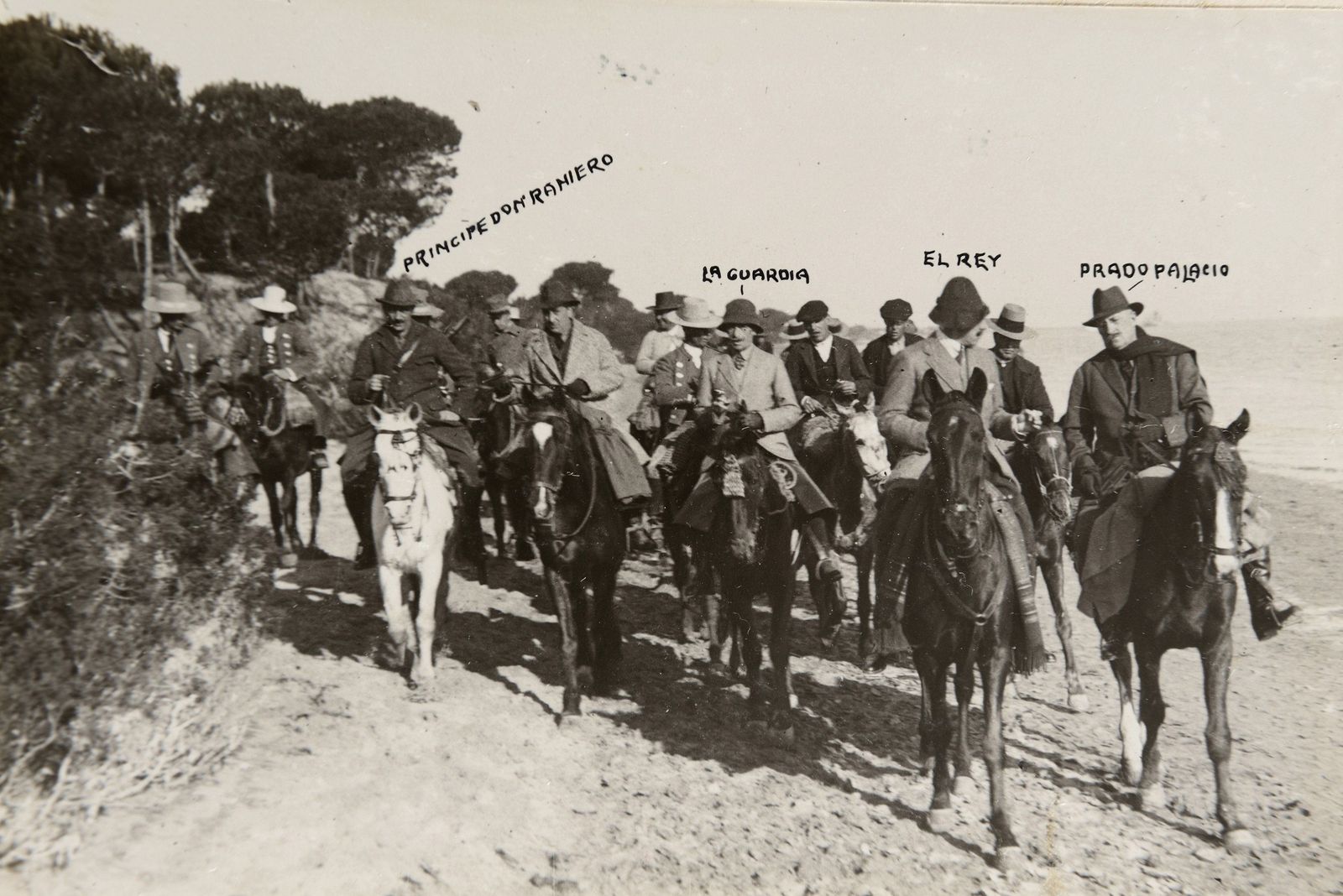 Alfonso XIII, en una de sus jornadas de caza, sobre las arenas de Doñana.