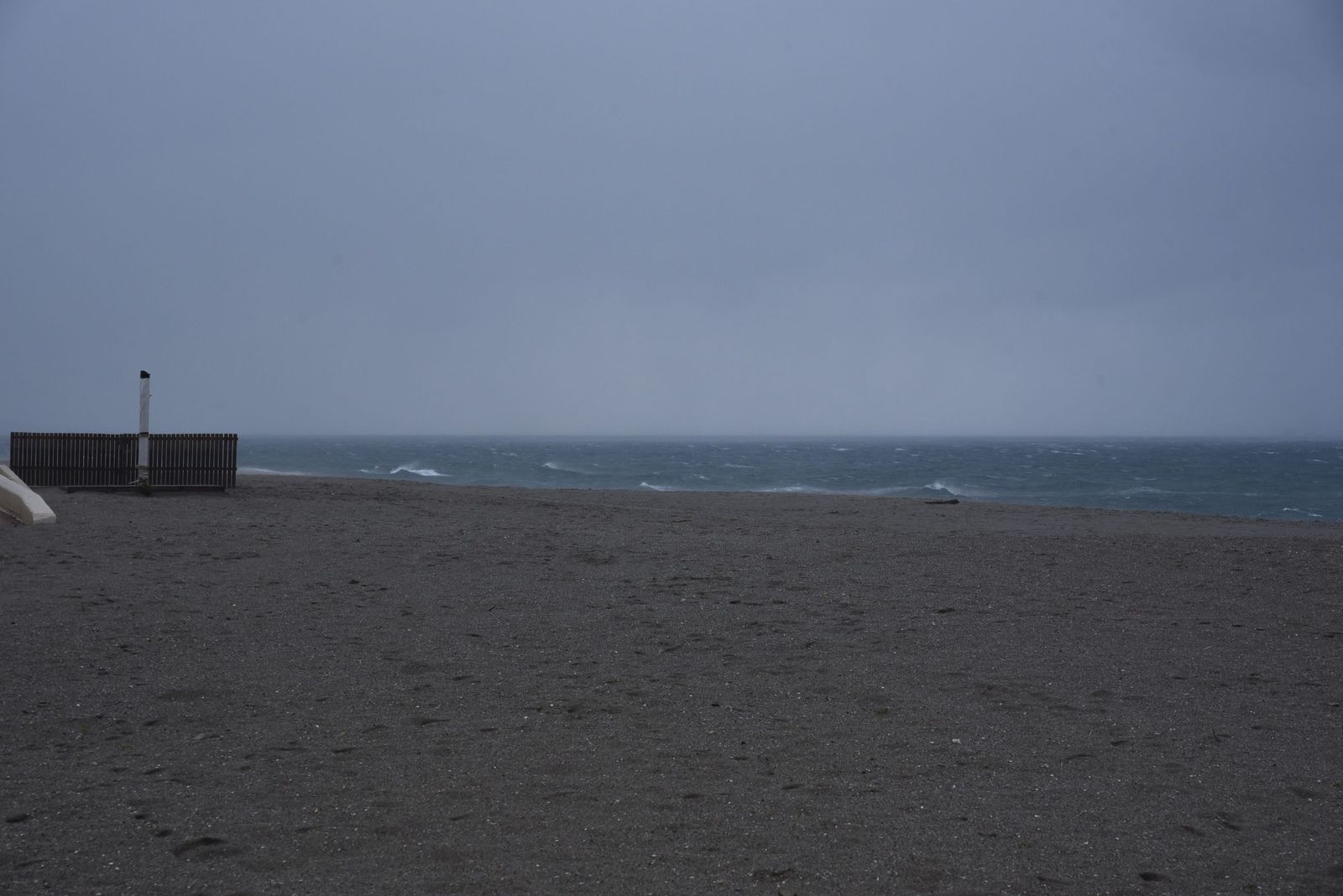 Joseph se deja ver en La Línea: imágenes del temporal desde la costa