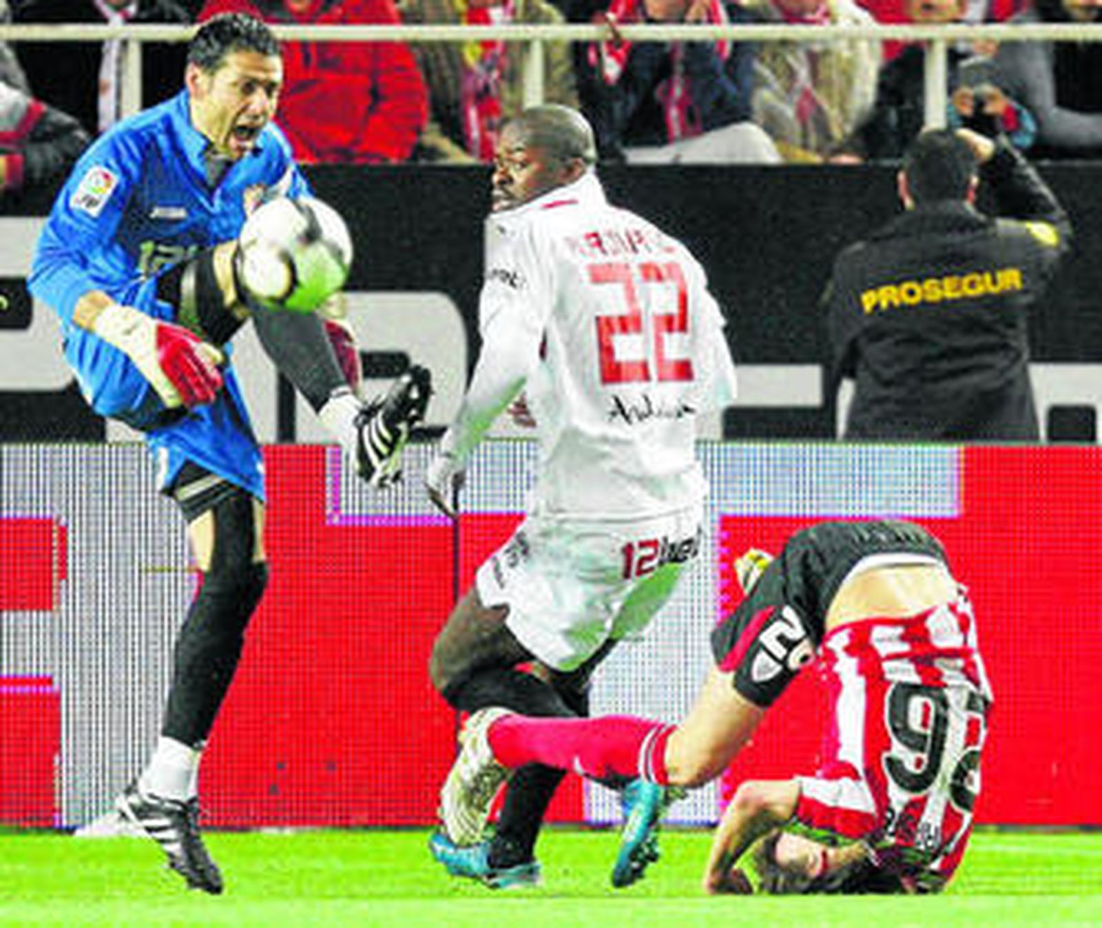 Romaric, expulsado en esta jugada, observa como Palop despeja el esférico con Iturraspe por los suelos.