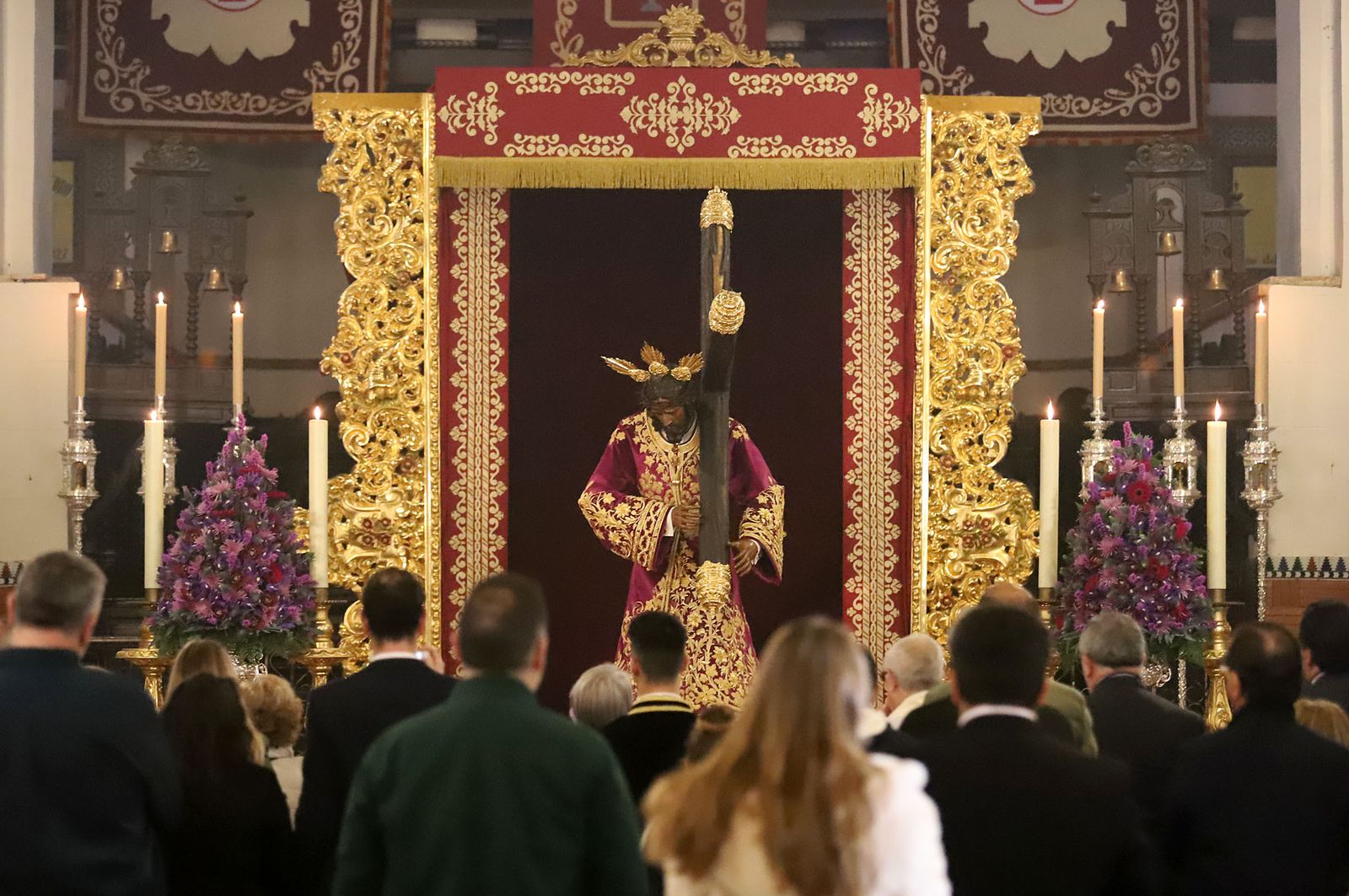 Imágenes de la bendición la la nueva túnica del Señor de Pasión y posterior besamanos