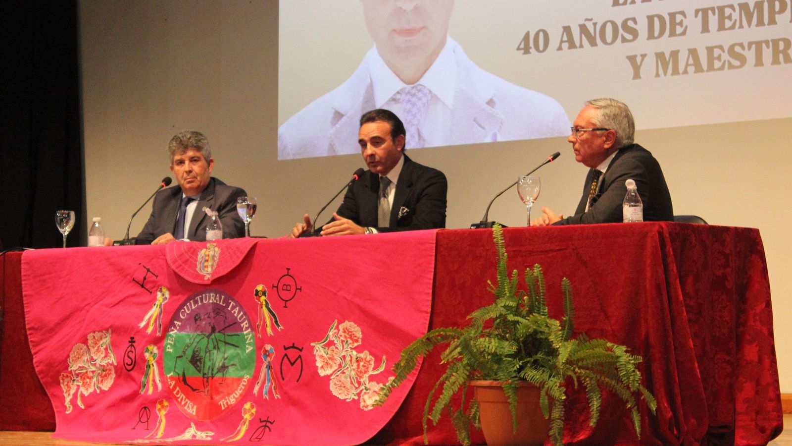 Ponce junto al presidente de La Divisa y el escritor Francisco Villaverde