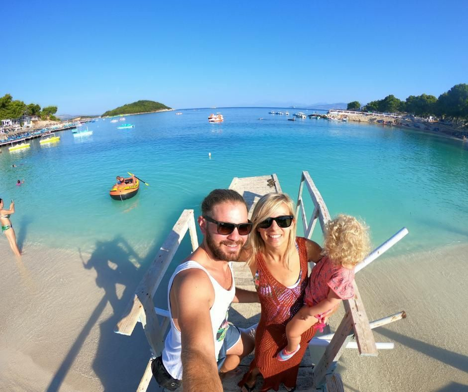 Vincent, Lourdes y Avril, en su viaje a Albania cuando la pequeña tenía apenas 22 meses.